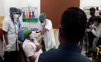 ମହାମାରୀ ବିରୋଧରେ ମହାଭିଯାନ; କ୍ୟାପିଟାଲ ହସ୍ପିଟାଲରେ ସଫେଇ କର୍ମଚାରୀଙ୍କୁ ମିଳିଲା ପ୍ରଥମ ଟିକା