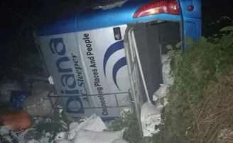 ୫୫ ଯାତ୍ରୀଙ୍କୁ ଧରି ଯାଉଥିଲା ’ଡାଏନା’ ବସ୍‌, ଓଲଟି ପଡ଼ିଲା