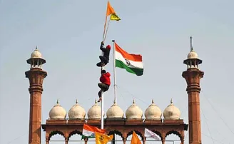 ଲାଲକିଲ୍ଲାରେ ପତାକା ଉଡ଼ାଇଥିଲେ ଯୁଗରାଜ, ବାପା-ମା' ଫେରାର