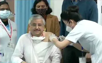 ଟିକା ନେଲେ ଦିଲ୍ଲୀ ଏମ୍ସ ନିର୍ଦ୍ଦେଶକ