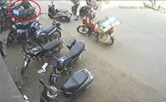 ବାଇକ୍ ଉପରେ ଟଙ୍କା ରଖି କଥା ହେବାକୁ ଯାଇଥିଲେ, ଚୋର ନେଇଗଲା