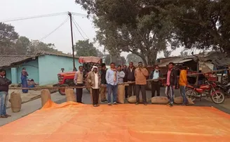 ରାସ୍ତା ଉପରେ ରଖିଲେ ଧାନ ବସ୍ତା