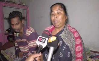 ମା’ କାନ୍ଧରେ ଭେଣ୍ଡିଆ ପୁଅ : ଚିକିତ୍ସା ପାଇଁ ଅର୍ଥ ସାଜିଛି ବାଧକ