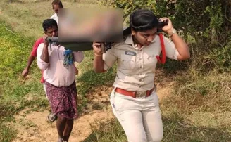 କାନ୍ଧରେ ଶବ ବୋହିଲେ ମହିଳା ସବ-ଇନ୍ସପେକ୍ଟର