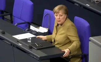 ମାସ୍କ ପିନ୍ଧିବାକୁ ଭୁଲିଗଲେ, ହଠାତ୍ ଉଠି ଦୌଡ଼ିଲେ ଜର୍ମାନ ଚାନ୍ସଲର