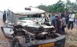 କଣ୍ଟେନରରେ ପିଟି ହେଲା ଆମ୍ବୁଲାନ୍ସ; ୩ ମୃତ, ୩ ଗୁରୁତର