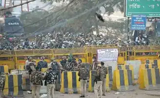 ପୁଲିସର ଗୀତ ଶୁଣି ଚାଷୀ କହିଲେ- ବନ୍ଦ କର, କଷ୍ଟ ହେଉଛି