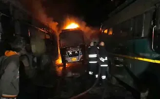 ଜଳିଗଲା ୪ ବସ୍‌, ଗୋଟିଏ କାର୍‌