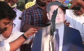 ସଚିନ୍ ତେନ୍ଦୁଲକରଙ୍କ ପୋଷ୍ଟରରେ କାଳି ବୋଳିଲେ କଂଗ୍ରେସ କର୍ମୀ