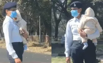 କୋଳରେ ଛୁଆ ଧରି କରୁଛନ୍ତି ଟ୍ରାଫିକ ନିୟନ୍ତ୍ରଣ