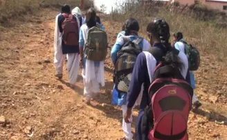 ୪୫ ବର୍ଷ ଧରି ପାହାଡ଼ ଉପରେ ଚାଲିଛି ସରକାରୀ ସ୍କୁଲ, ଯିବାକୁ ରାସ୍ତା ନାହିଁ