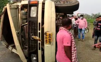 ଓଲଟି ପଡ଼ିଲା ମିନି ଟ୍ରକ୍, ୨୦ ଆହତ