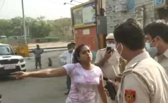 ମାସ୍କ ପିନ୍ଧି ନଥିବାରୁ ଦମ୍ପତିଙ୍କୁ ଅଟକାଇଲା ପୁଲିସ୍‌, ଯୁକ୍ତିତର୍କ ପରେ ମହିଳା କହିଲେ ସ୍ୱାମୀଙ୍କୁ କିସ୍‌ କରିବି