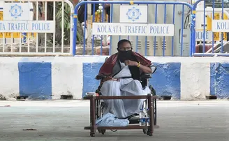 ରାସ୍ତା ମଝିରେ ଧାରଣାରେ ବସିଲେ ଦିଦି