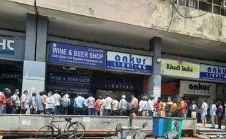 ଲକଡାଉନ କଥା ଶୁଣି ମଦ ଦୋକାନରେ ଲାଗିଲା ଅସମ୍ଭାଳ ଭିଡ଼