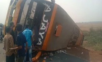 ଓଲଟି ପଡ଼ିଲା ‘ଅଜୟ ଆଣ୍ଡ୍ ଅଜୟ’ ବସ୍‌