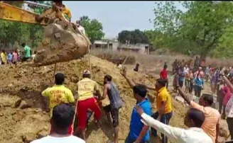 କୂଅ ଖୋଳି ଜେସିବି କାଢ଼ିଲା ମୃତ ଦେହ, ଫସିଥିଲେ ୫