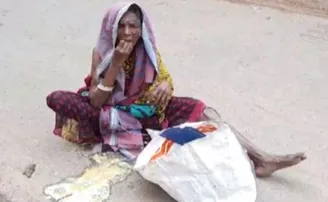 ଭୋକର କରୁଣ କାହାଣୀ; ରାସ୍ତାରେ ପଡ଼ିଗଲା ତରକାରୀ, ଗୋଟାଇ ଖାଇଲେ ବୃଦ୍ଧା
