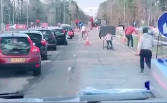 ଆମ୍ବୁଲାନ୍ସକୁ ଦେଖି ଗାଡ଼ିରୁ ଓହ୍ଲାଇ ପଡ଼ିଲେ ଲୋକେ, ଭିଡିଓ ଭାଇରାଲ