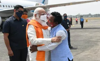 ବିମାନରୁ ଓହ୍ଲାଇବା ପରେ ମୋଦିଙ୍କୁ କୁଣ୍ଢାଇ ପକାଇଲେ