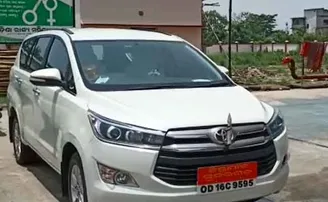 ଜିଲ୍ଲାପାଳଙ୍କୁ ପାଠପଢ଼ାଇଲେ ୯ ମାସର ଗର୍ଭବତୀ! କହିଲେ- ମ୍ୟାଡମ୍‌ଙ୍କୁ କ୍ଲିନିକ୍‌ ନିଅନ୍ତୁ