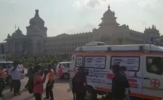 ବେଡ୍ ପାଇଁ ବିଧାନସଭା ବାହାରେ ଆମ୍ୱଲାନ୍ସ ଧରି ଧାରଣା ଦେଲେ ଆକ୍ରାନ୍ତଙ୍କ ପରିବାର