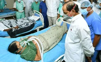 କରୋନା ଆକ୍ରାନ୍ତଙ୍କ ପାଖକୁ ଯାଇ କଥା ହେଲେ ମୁଖ୍ୟମନ୍ତ୍ରୀ କେସିଆର