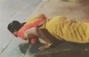 ସେଲ୍ଫି ପାଇଁ ମାର୍କେଟ ମଝିରେ ପୁସ୍‌ଅପ୍ ମାରିଲେ ମହିଳା