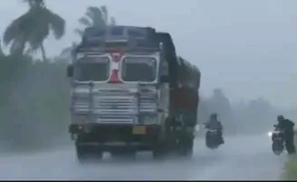 ସ୍ଥାନାନ୍ତର ହେଲେଣି ୫ଲକ୍ଷରୁ ଅଧିକ ଲୋକ, ଧାମରା ବନ୍ଦର ପାଖରେ ସ୍ଥଳଭାଗ ଛୁଇଁବ ‘ୟାସ୍‌’