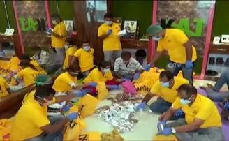 କରୋନା ଆକ୍ରାନ୍ତଙ୍କ ସେବାରେ ସମର୍ପିତ ମହିଳା , ବାଣ୍ଟୁଛନ୍ତି ଖାଦ୍ୟ