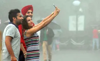 ବାତ୍ୟା ବେଳେ ସେଲ୍‌ଫି ନେବାକୁ ବାହାରକୁ ଯାଆନ୍ତୁନି