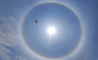 ଆକାଶରେ ଦେଖିବାକୁ ମିଳିଲା ନିଆରା ଦୃଶ୍ୟ, ଭାଇରାଲ୍‌ ହେଲା ଫଟୋ