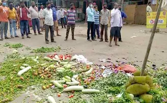 ଉପ-ଜିଲ୍ଳାପାଳଙ୍କ କଡାମିଜାଜ, ଚାଷୀ ଫିଙ୍ଗି ଦେଲେ ବସ୍ତା ବସ୍ତା ପରିବା