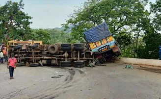 ଟ୍ରକ୍‌କୁ ପଛରୁ ପିଟିଲା ଟ୍ରକ୍‌