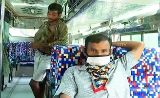 ଆଶା ଅଛି ବୋଲି ବସ୍‌ ଭିତରେ ପଡ଼ିକି ରହିଛୁ...