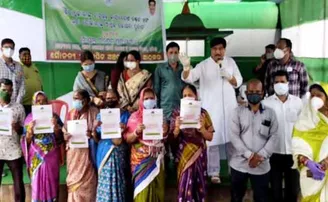 କୋଭିଡ ନିୟମ ମାନିବାକୁ ଅପିଲ କରୁଛନ୍ତି ରାଜ୍ୟ ସରକାର, ଭାଙ୍ଗୁଛନ୍ତି ମନ୍ତ୍ରୀ