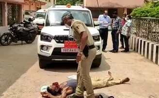 କେହି ଶୁଣିଲେନି, ଶେଷରେ ପ୍ରକଳ୍ପ ନିର୍ଦ୍ଦେଶକଙ୍କ ଗାଡ଼ି ଆଗରେ ଶୋଇଲେ ଯୁବକ