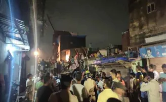 ପ୍ରବଳ ବର୍ଷା: କୋଠା ଭୁଶୁଡ଼ିବାରୁ ଚାଲିଗଲା ୧୧ ଜୀବନ, ୮ ଗୁରୁତର