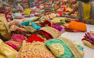 ଆଗ ପଟେ ତାଲା ଦେଇ ପଛପଟେ ଚାଲିଥିଲା ଲୁଗା ବ୍ୟବସାୟ!