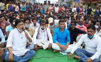 ଚାଷୀଙ୍କୁ ସାର ଯୋଗାଇବା ଦାବି ନେଇ ଘେରାଓ