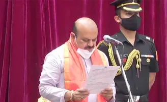 ୟେଦ୍ୟୁରପ୍ପାଙ୍କ ପାଦ ଛୁଇଁ ଆଶୀର୍ବାଦ ନେଲେ ନୂଆ ମୁଖ୍ୟମନ୍ତ୍ରୀ ବୋମାଇ