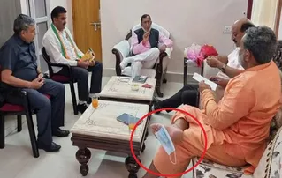 ଗୋଡ଼ରେ ମାସ୍କ ଲଗାଇ ମିଟିଂରେ ବ୍ୟସ୍ତ ମନ୍ତ୍ରୀ