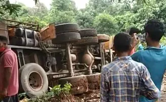 ବାଇକ୍‌ ରଖି ରାସ୍ତା କଡ଼ରେ ଛିଡ଼ା ହେଇଥିଲେ, ମାଡ଼ି ଆସିଲା ଟ୍ରକ୍‌