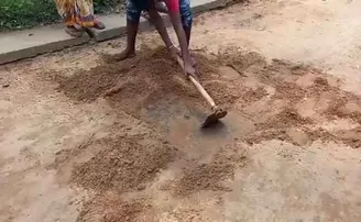 ଦୁର୍ନୀତିର ଗନ୍ଧ : କଂକ୍ରିଟ ରାସ୍ତା ଉପରେ ପୁଣି ରାସ୍ତା ନିର୍ମାଣ