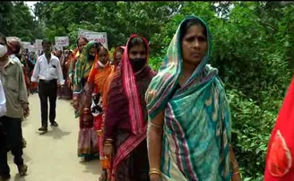 ଆମକୁ ଅଟକାଅନି, ଆମେ ଚାଲିଲୁ ନବୀନ ନିବାସ