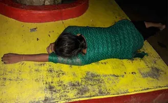 କାଠଯୋଡ଼ି ବ୍ରିଜ୍‌ରେ ସ୍କୁଟି ରଖି ନଦୀକୁ ଡେଇଁ ପଡ଼ିଲେ ଯୁବତୀ