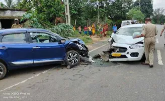 ଦୁଇ କାର୍ ମୁହାଁମୁହିଁ ଧକ୍କା: ୭ ଆହତ, ଅତିରିକ୍ତ ଜିଲ୍ଲାପାଳଙ୍କ ଗୋଡ଼ ଭାଙ୍ଗିଲା