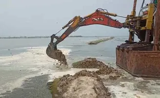 ଚିଲିକାରେ ବୁଲିଲା ବୁଲ୍‌ଡୋଜର, ଭାଙ୍ଗିଲା ବେଆଇନ୍‌ ଚିଙ୍ଗୁଡ଼ି ଘେରି