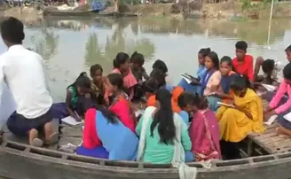 ମଝି ନଦୀରେ ଚାଲିଛି ପାଠପଢ଼ା