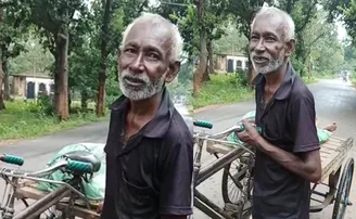 ଅସୁସ୍ଥ ସ୍ତ୍ରୀକୁ ଟ୍ରଲିରେ ବୋହିଲେ